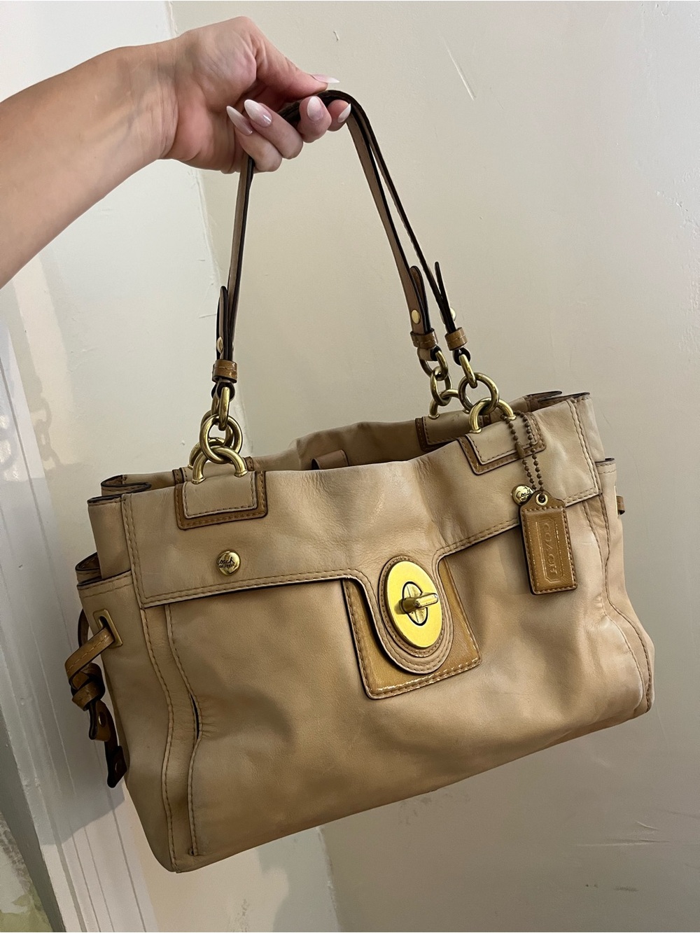 Coach Peyton Leather Tote Handbag in Tan with Gold Hardware - Picture 14 of 15